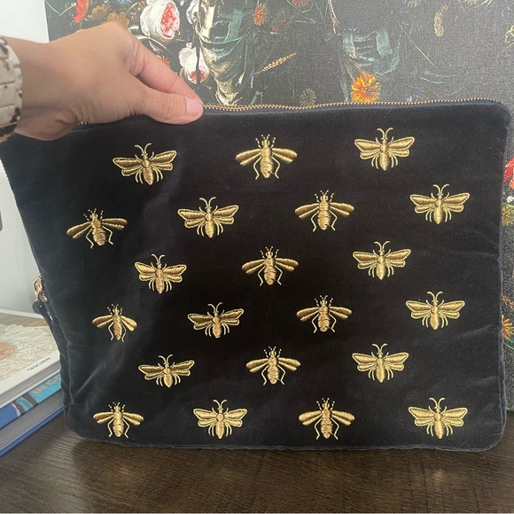 NWOT Elizabeth Scarlett - Honey Bee Laptop Case Large 🐝 - Picture 1 of 7